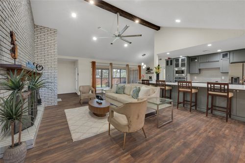 224 Plainview Dr, Hurst, TX, 76054-3617 | Card Image