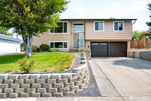 1213 S Skyline Dr, Moses Lake, WA, 98837-2352 | Card Image