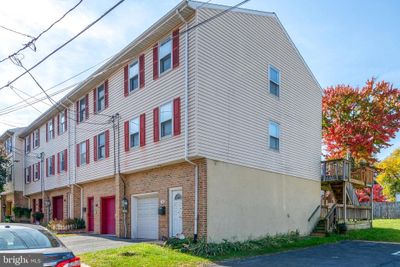 138 Sherman Street, Townhouse with 3 bedrooms, 1 bathrooms and null parking in LANCASTER PA | Image 3