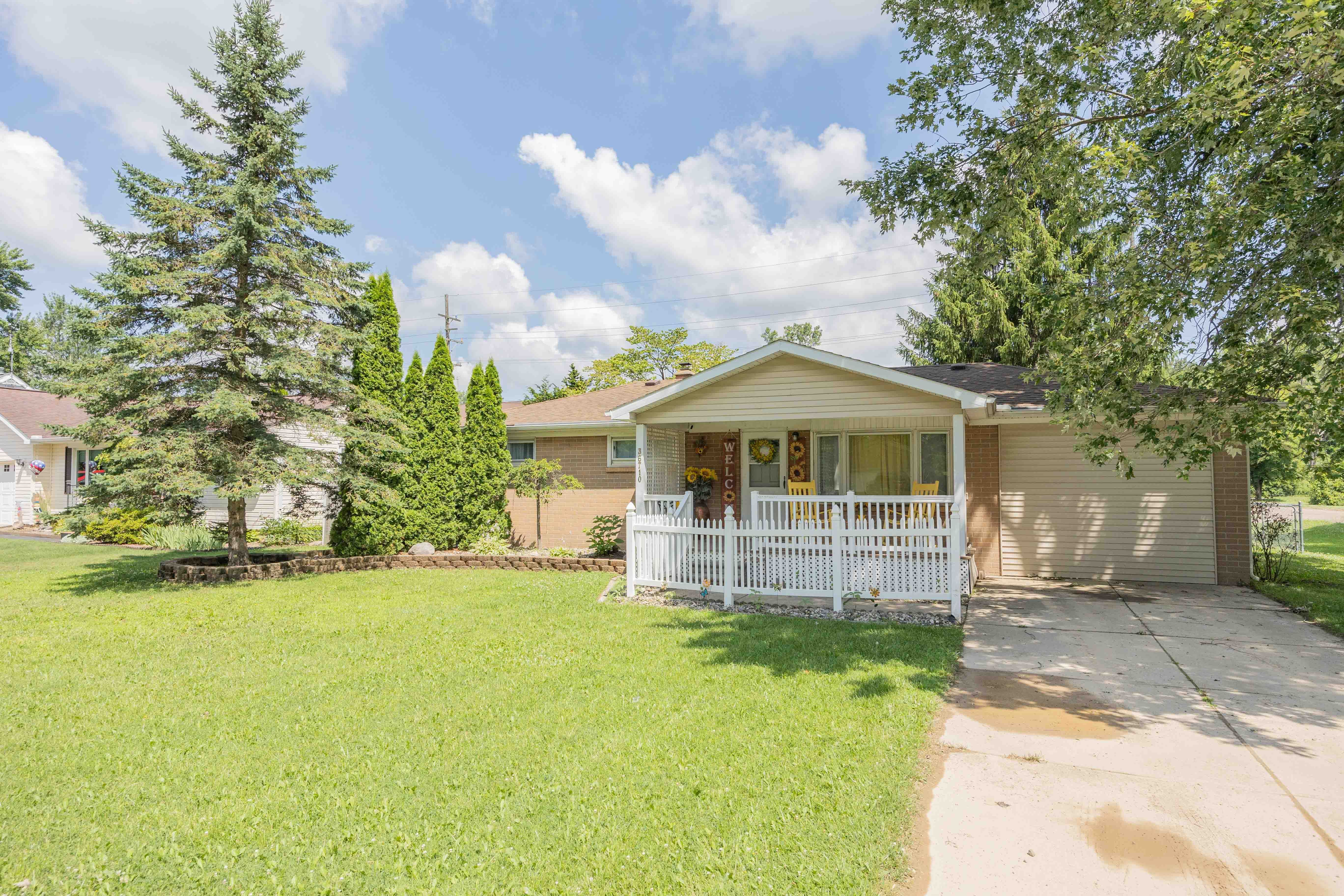 Ellis St, New Boston, MI 48164
