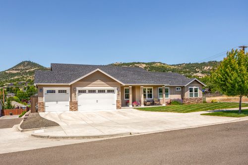 4833 Hathaway Dr, Medford, OR, 97504-9504 | Card Image