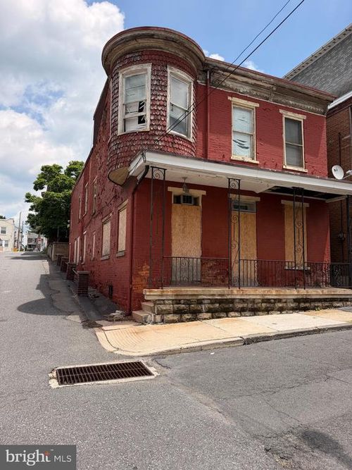 33 S Saint Peter St, SCHUYLKILL HAVEN, PA, 17972-1663 | Card Image