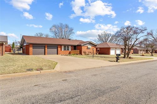 824 N Hunt Ave, Hydro, OK, 73048-8411 | Card Image