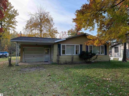 8273 Long Lake Rd, Hale, MI, 48739-8740 | Card Image