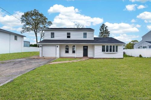 200 Irish Ln, Islip Terrace, NY, 11752-2115 | Card Image