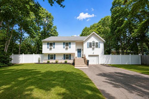 71 Barton Ave, Patchogue, NY, 11772-1301 | Card Image