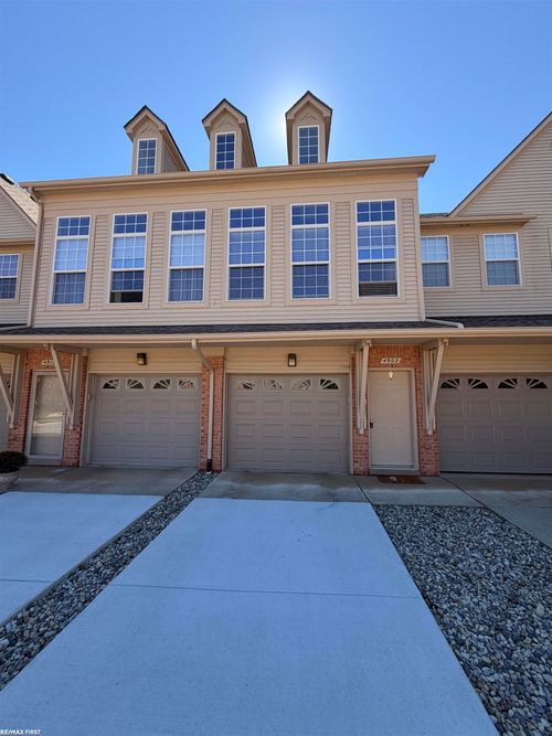 4902 Paladin Dr, Shelby Township, MI, 48316-5734 | Card Image
