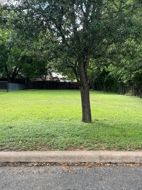 21-414 Plum St, Fredericksburg, TX, 78624-4019 | Card Image