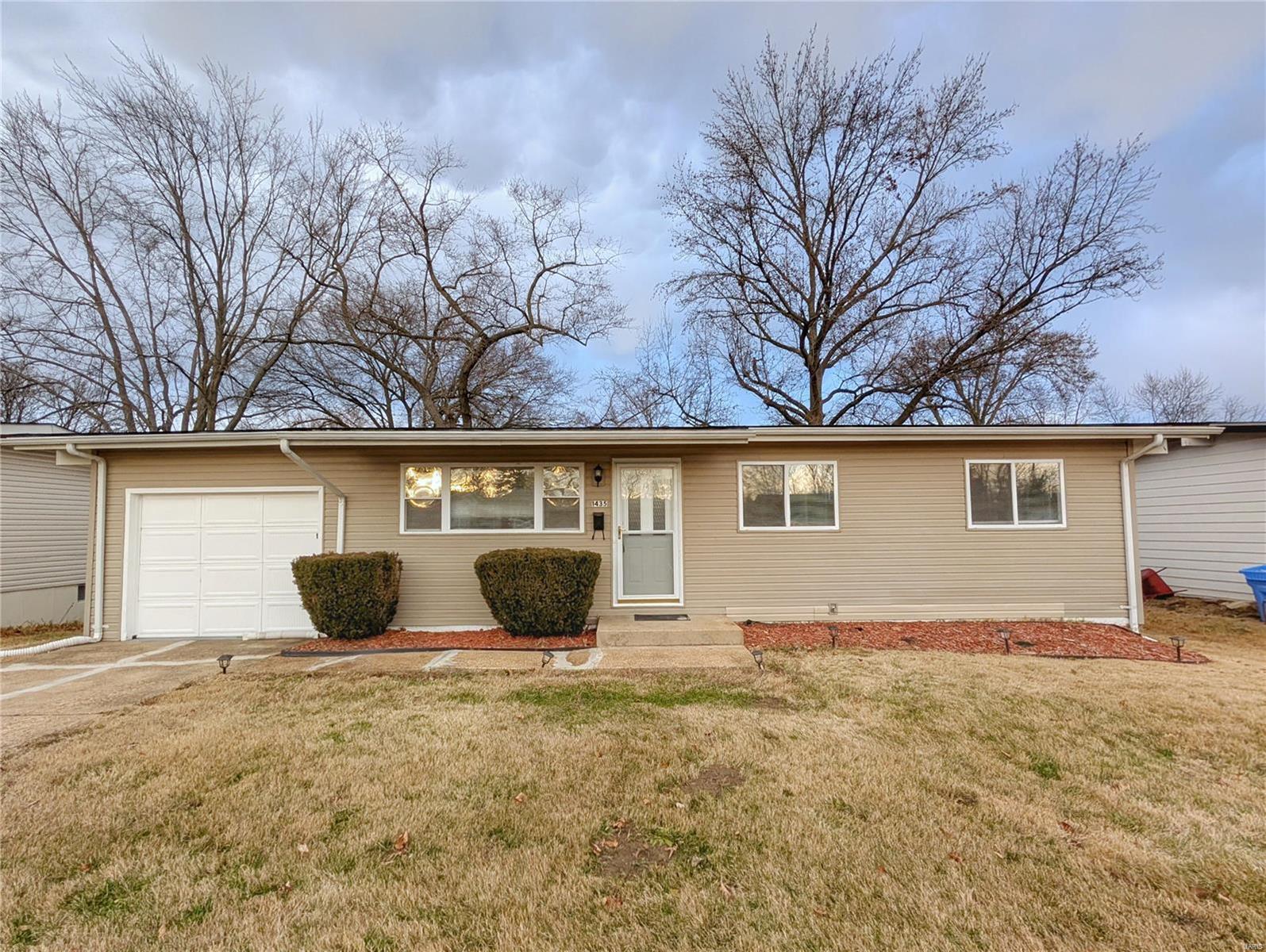 Boulder Dr, Florissant, MO 63031