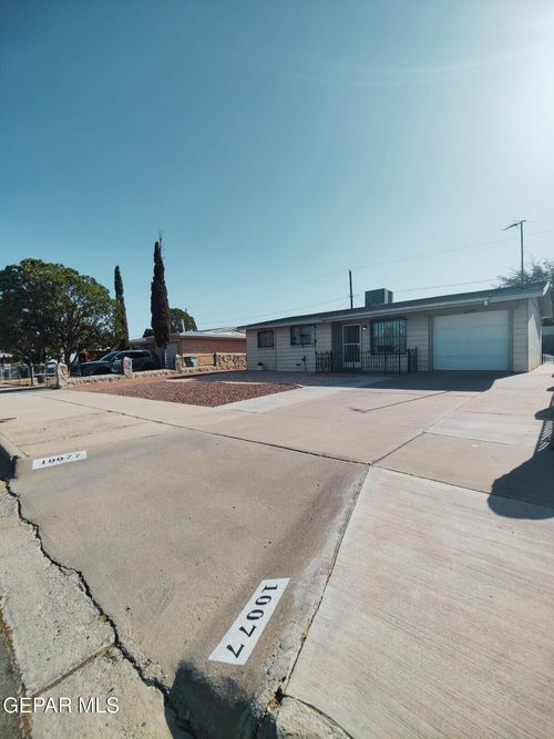 10077 Kirwood St, El Paso, TX, 79924-3705 | Card Image