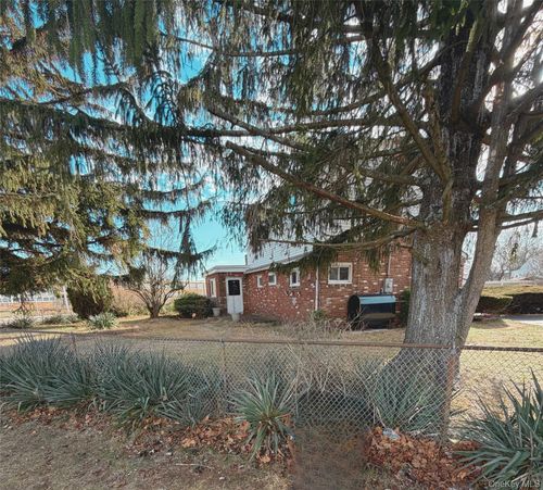 40 E Cherry St, Central Islip, NY, 11722-3850 | Card Image