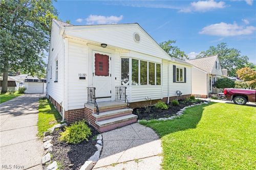 10185 Chesterfield Dr, Parma Heights, OH, 44130-2020 | Card Image