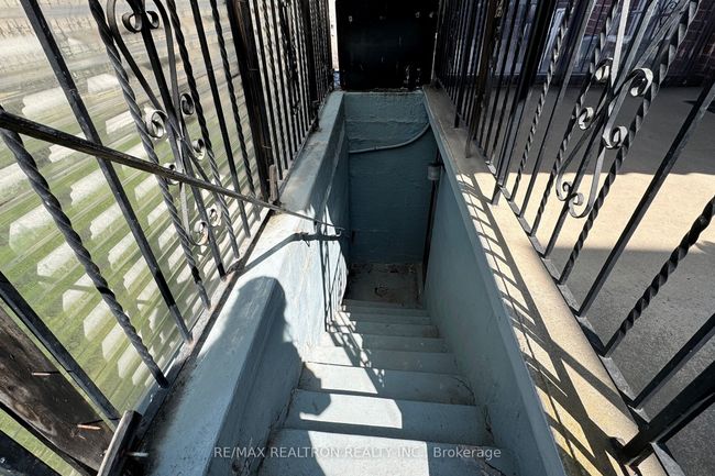 140 Lisgar St, House attached with 3 bedrooms, 2 bathrooms and null parking in Toronto ON | Image 27