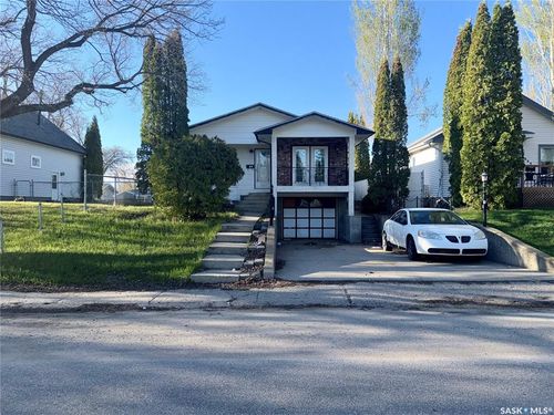 318 25 Th St E, House with 3 bedrooms, 2 bathrooms and 3 parking in Prince Albert SK | Card Image
