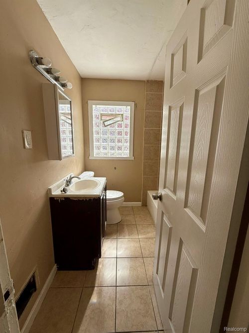 11528 Wayburn St, Detroit, MI, 48224-1686 | Card Image