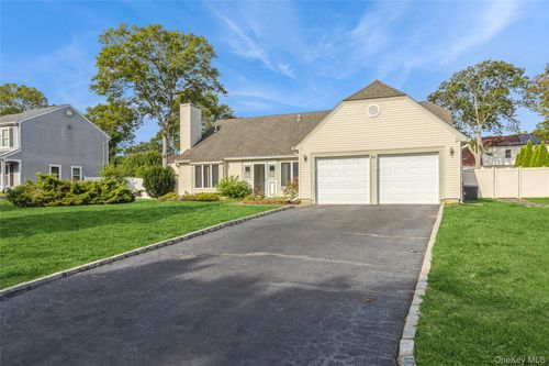 10 Royal Dr, Coram, NY, 11727-2250 | Card Image