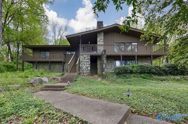 This MCM home give treehouse vibes on 1.8 acre treed lot close to downtown Huntsville, AL #mcm #midcenturyliving | Image 8