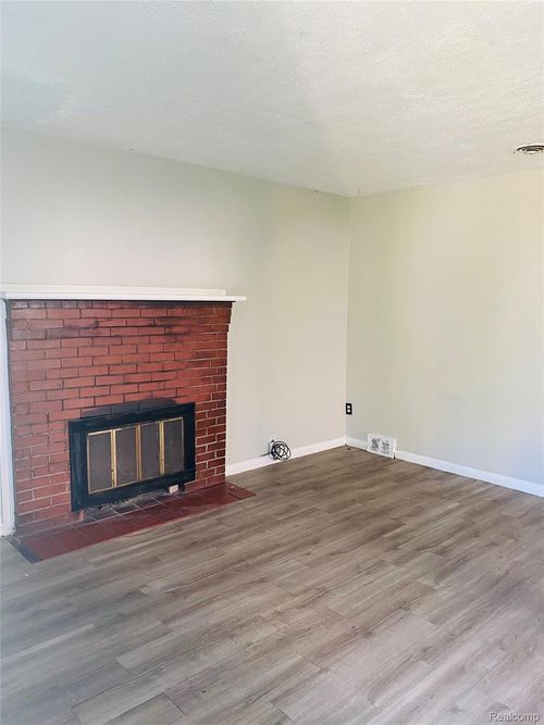 21890 Sharkey St, Clinton Twp, MI, 48035-3660 | Card Image