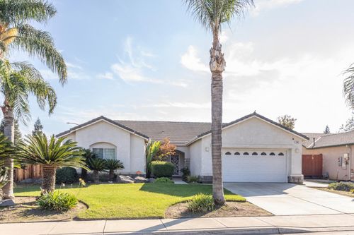 586 W Lindquist St, Kingsburg, CA, 93631-2803 | Card Image