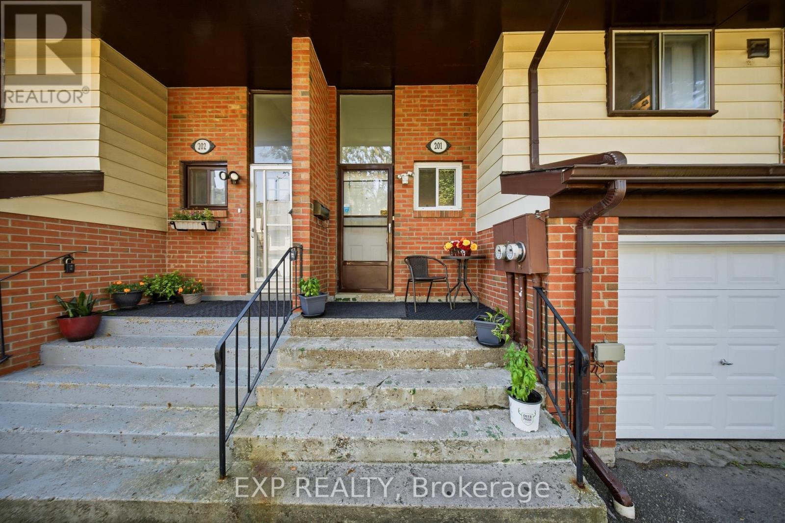 Residential in Mississauga (Mississauga Valleys) 3