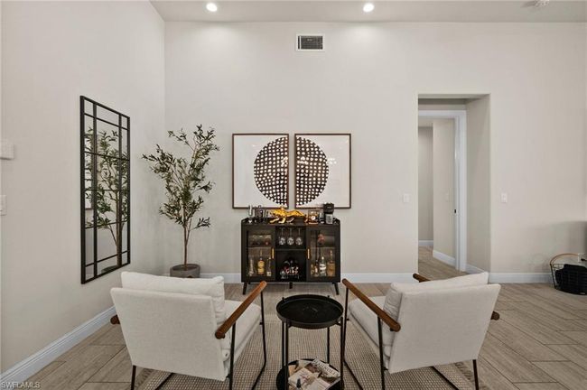 Sitting Area | Image 13