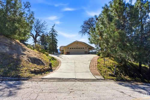 27100 Barkes Way, Tehachapi, CA, 93561-8330 | Card Image