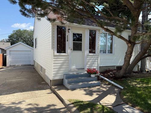 216 2 Street W, Bow Island, AB, T0K0G0 | Card Image
