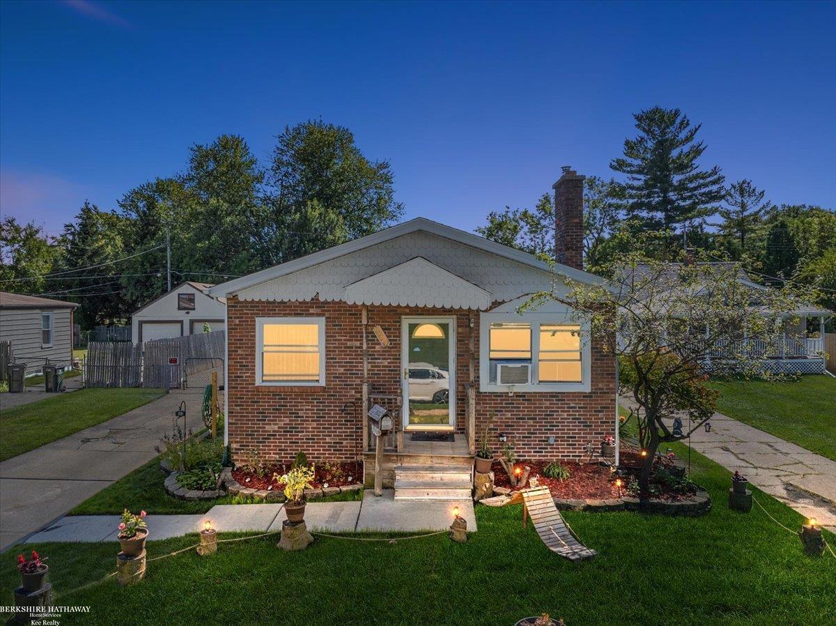 Hoffman St, Saint Clair Shores, MI 48082