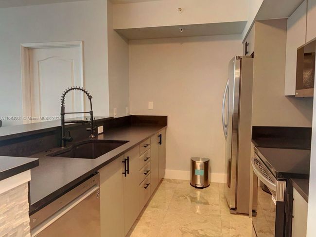 APT-1003 - 17555 Atlantic Blvd, Condo with 2 bedrooms, 2 bathrooms and null parking in Sunny Isles Beach FL | Image 10