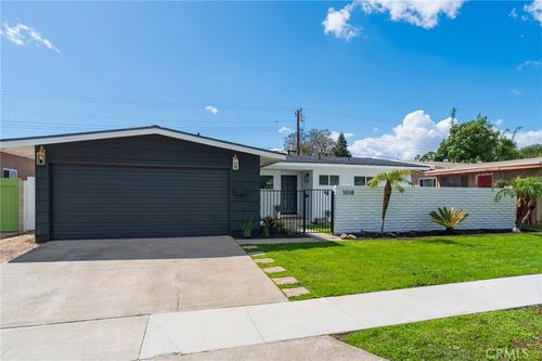 1018 N Wright St, Santa Ana, CA, 92701-3243 | Card Image