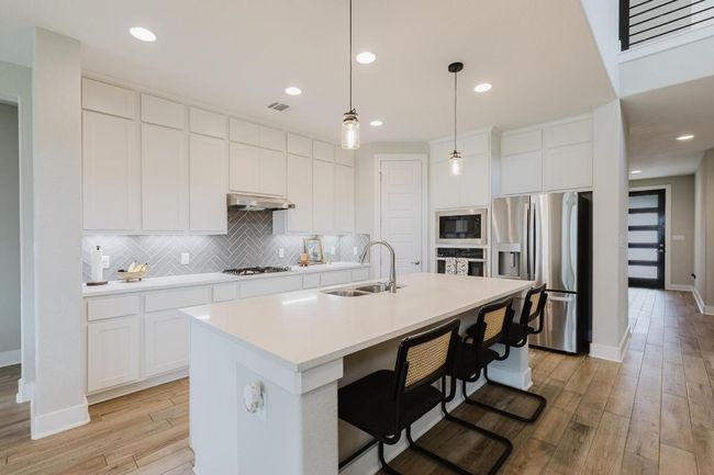 Fresh white kitchen with eat-up space at island | Image 9