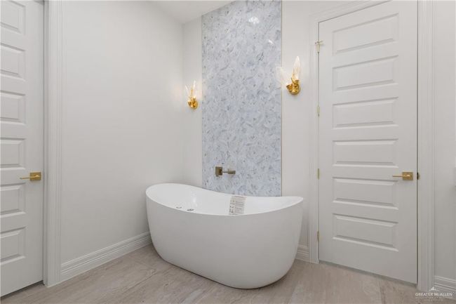 Enjoy complete privacy in your luxurious en-suite bath designed to pamper, with elegant finishes and spa-style amenities that help melt away the stress of the day. | Image 20