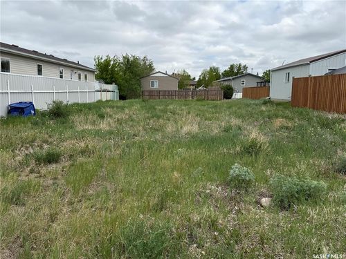 349 10th Avenue Se, Weyburn, SK, S4H3L8 | Card Image