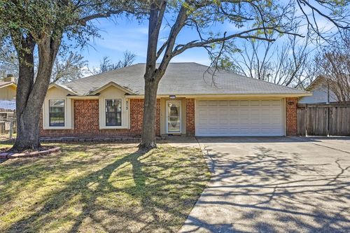 313 Oakwood Cir, Shady Shores, TX, 76208-5213 | Card Image