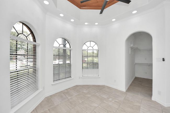 Hidden vanity room in walk-in closet | Image 21