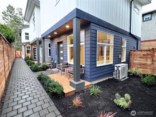 9228 22nd Ave Sw, Seattle, WA, 98106 | Card Image