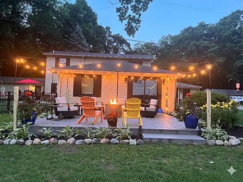 20070 Parkway Ave, Three Rivers, MI, 49093-9041 | Card Image