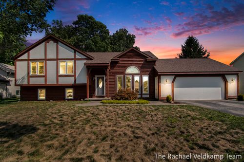 6150 Rogue River Meadows Dr Ne, Belmont, MI, 49306-9403 | Card Image