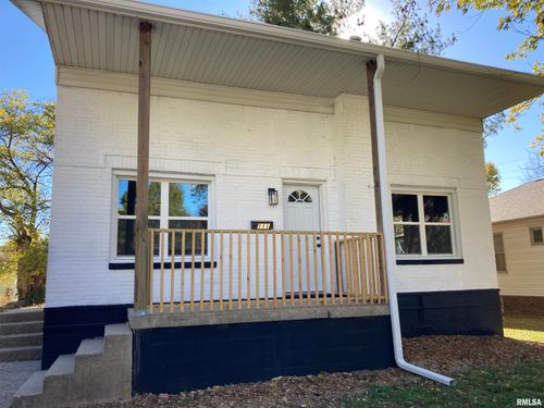 111 W Jefferson St, Auburn, IL, 62615-1211 | Card Image