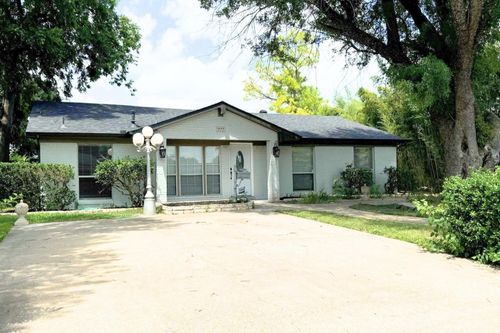 909 Milky Way, Garland, TX, 75040-5283 | Card Image