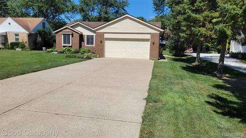 11027 Russell St, Utica, MI, 48317-5819 | Card Image