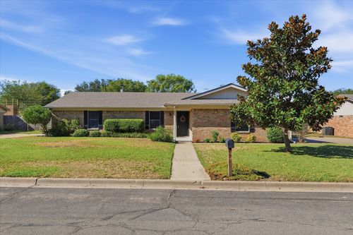 213 Travis Ln, Hewitt, TX, 76643-3104 | Card Image