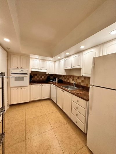 4X - 3801 S Ocean Dr, Condo with 2 bedrooms, 1 bathrooms and null parking in Hollywood FL | Image 3