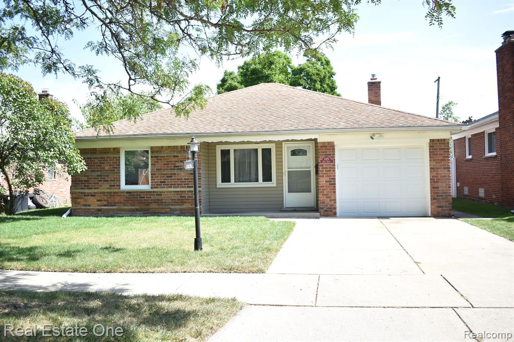 12th St, Wyandotte, MI 48192