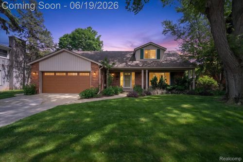 19780 Edshire Ln, Grosse Pointe Woods, MI, 48236-2715 | Card Image