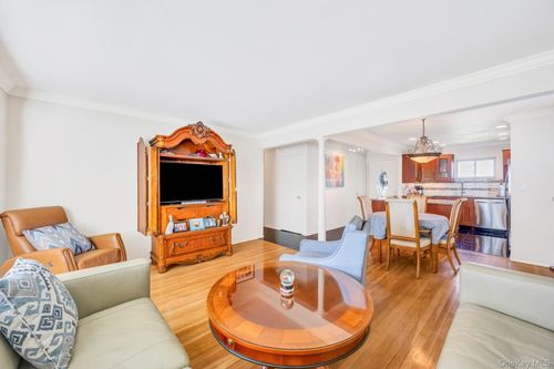 10 Layton Ave, Hicksville, NY, 11801-1712 | Card Image