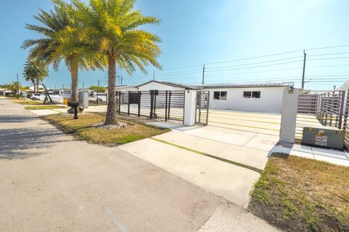 18250 Nw 86th Ave, Hialeah, FL, 33015-2525 | Card Image