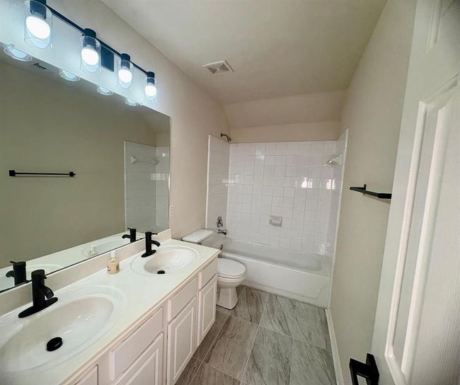 Upstairs Bathroom | Image 11