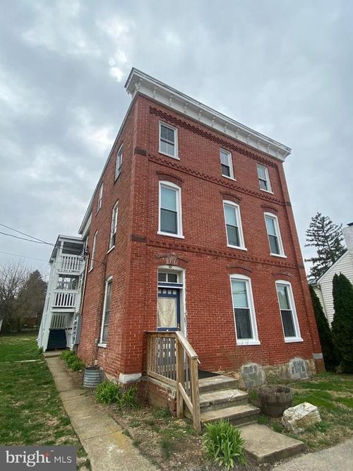 apt-300-109 E Congress St, CHARLES TOWN, WV, 25414-1585 | Card Image