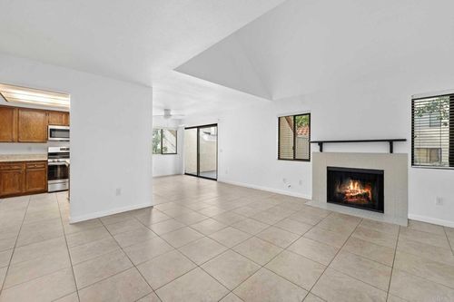 unit-e-337 N Melrose Dr, Vista, CA, 92083-4817 | Card Image